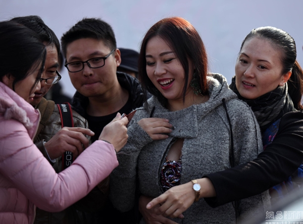 นางงามนมสวยอวดออร่า นางงามนมสวยอวดออร่า