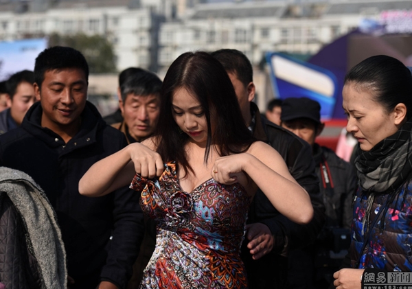 นางงามนมสวยอวดออร่า นางงามนมสวยอวดออร่า