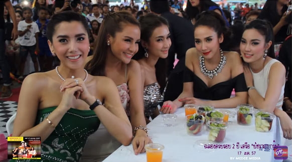 อั้ม พัชราภา ในงานครบรอบร้านกะเทยแสบแอบอ้างชื่อ อั้ม พัชราภา ในงานครบรอบร้านกะเทยแสบแอบอ้างชื่อ