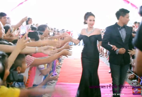 อั้ม พัชราภา ในงานครบรอบร้านกะเทยแสบแอบอ้างชื่อ อั้ม พัชราภา ในงานครบรอบร้านกะเทยแสบแอบอ้างชื่อ