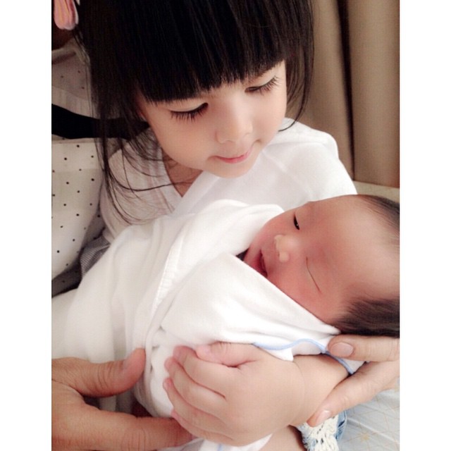 มอส ปฏิภาณ อวดภาพน้องโสนอุ้มน้อง มอส ปฏิภาณ อวดภาพน้องโสนอุ้มน้อง