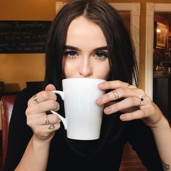 อาคาเซีย บรินลีย์ เน็ตไอดอลอเมริกัน อาคาเซีย บรินลีย์ เน็ตไอดอลอเมริกัน