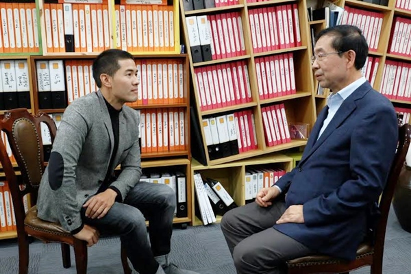 วู้ดดี้ พาบุกสถานที่แฮงเอ้าท์ใหม่ในเกาหลีใต้ วู้ดดี้ พาบุกสถานที่แฮงเอ้าท์ใหม่ในเกาหลีใต้