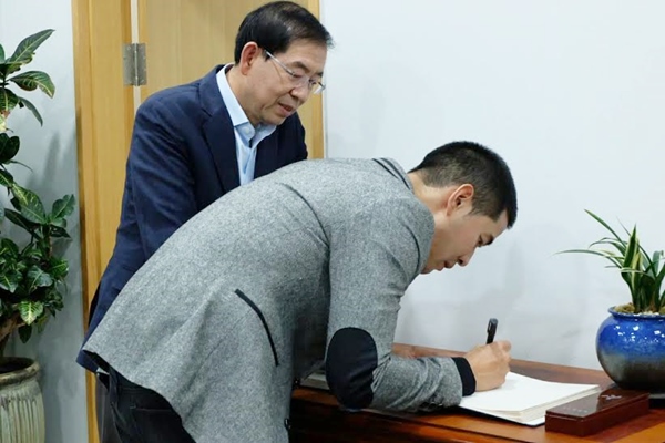 วู้ดดี้ พาบุกสถานที่แฮงเอ้าท์ใหม่ในเกาหลีใต้ วู้ดดี้ พาบุกสถานที่แฮงเอ้าท์ใหม่ในเกาหลีใต้