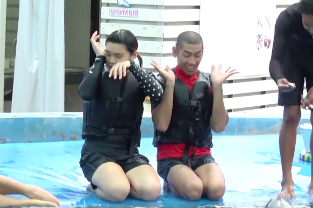 ป๋อมแป๋ม เทยเที่ยวไทย โบกมือเซย์ไฮโลมา แต่โลมาพ่นน้ำใส่หน้าเต็ม ๆ ป๋อมแป๋ม เทยเที่ยวไทย โบกมือเซย์ไฮโลมา แต่โลมาพ่นน้ำใส่หน้าเต็ม ๆ