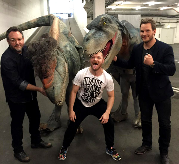 จะเกิดอะไรขึ้นเมื่อพระเอก Jurassic มาเจอไดโนเสาร์นอกจอ จะเกิดอะไรขึ้นเมื่อพระเอก Jurassic มาเจอไดโนเสาร์นอกจอ