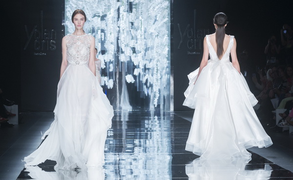 แฟชั่น 9 ชุดแต่งงานโมเดิร์น งดงามด้วยดีเทลดอกไม้ แฟชั่น 9 ชุดแต่งงานโมเดิร์น งดงามด้วยดีเทลดอกไม้