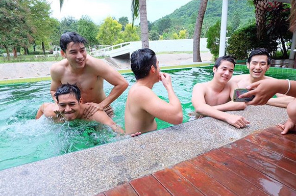 มาริโอ้ เวียร์ เคน อาเล็ก ภัทร ถอดเสื้อเล่นน้ำ มาริโอ้ เวียร์ เคน อาเล็ก ภัทร ถอดเสื้อเล่นน้ำ