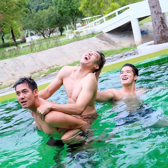 มาริโอ้ เวียร์ เคน อาเล็ก ภัทร ถอดเสื้อเล่นน้ำ มาริโอ้ เวียร์ เคน อาเล็ก ภัทร ถอดเสื้อเล่นน้ำ