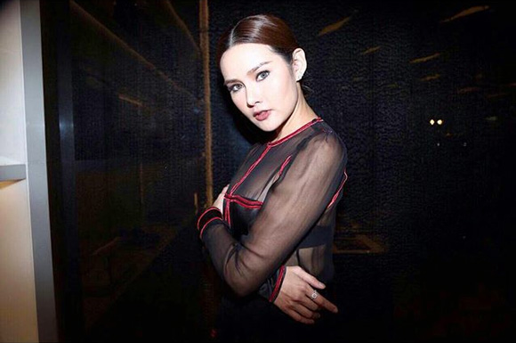 หญิง รฐา หญิง รฐา