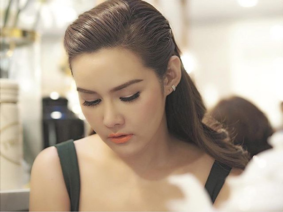 หญิง รฐา หญิง รฐา