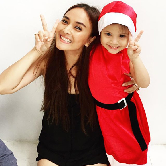 บรู๊คลิน บีน่า แปลงโฉมเป็นซานต้า แซนตี้ บรู๊คลิน บีน่า แปลงโฉมเป็นซานต้า แซนตี้