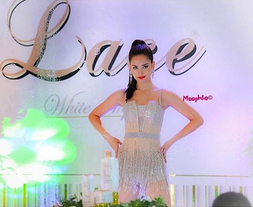 ญาญ่า อุรัสยา ลุคเปรี้ยวจี๊ด ญาญ่า อุรัสยา ลุคเปรี้ยวจี๊ด