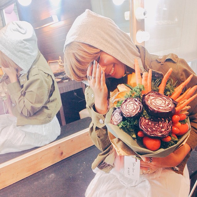 หนุ่มปริศนาส่ง ช่อผัก ถึง กุ๊บกิ๊บ สุมณทิพย์ หนุ่มปริศนาส่ง ช่อผัก ถึง กุ๊บกิ๊บ สุมณทิพย์