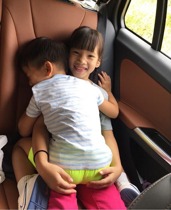 ปลื้มแทนคุณแม่ พี่แพรว-น้องภูมิ ลูก ตุ๊ก ชนกวนันท์ รัก-ดูแลกันดีจังเลย ปลื้มแทนคุณแม่ พี่แพรว-น้องภูมิ ลูก ตุ๊ก ชนกวนันท์ รัก-ดูแลกันดีจังเลย