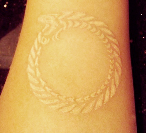 รอยสักสีขาว รอยสักสีขาว