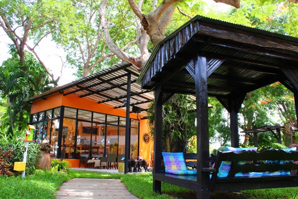 รีโนเวทสวนน้ำท่วม เป็นร้านกาแฟเล็ก ๆ น่ารักสุดชิล รีโนเวทสวนน้ำท่วม เป็นร้านกาแฟเล็ก ๆ น่ารักสุดชิล