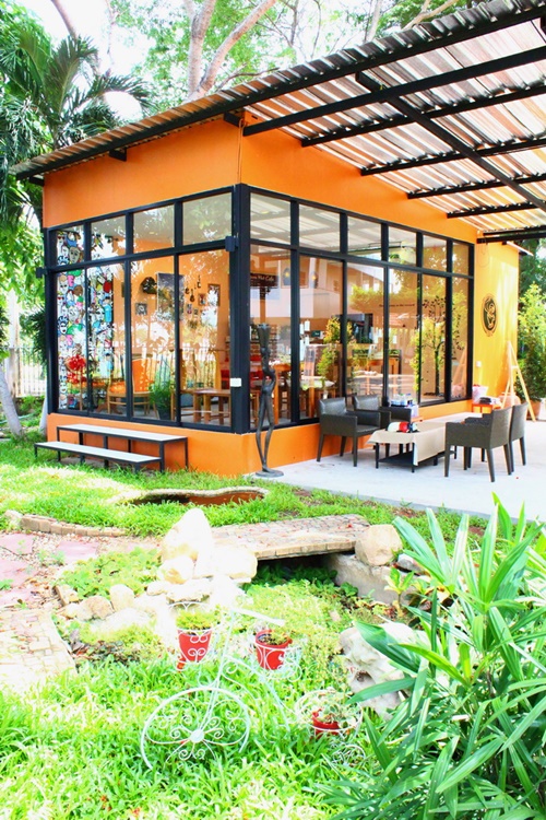 รีโนเวทสวนน้ำท่วม เป็นร้านกาแฟเล็ก ๆ น่ารักสุดชิล รีโนเวทสวนน้ำท่วม เป็นร้านกาแฟเล็ก ๆ น่ารักสุดชิล