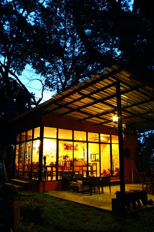 รีโนเวทสวนน้ำท่วม เป็นร้านกาแฟเล็ก ๆ น่ารักสุดชิล รีโนเวทสวนน้ำท่วม เป็นร้านกาแฟเล็ก ๆ น่ารักสุดชิล