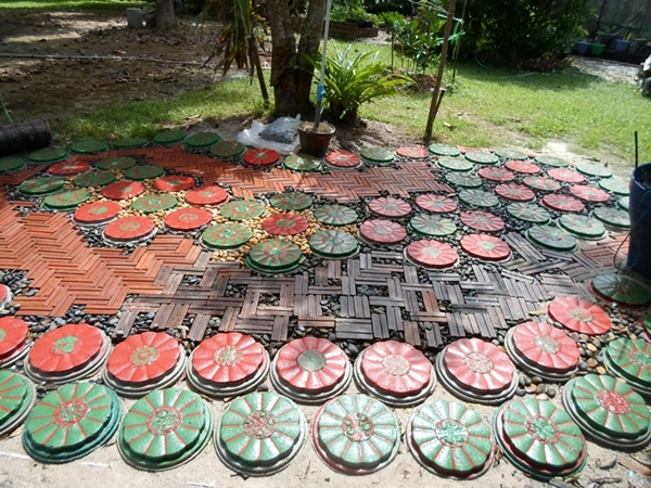 DIY แผ่นปูนปูทางเดินในสวนจากฝาถังขยะแค่ 20 บาท ! DIY แผ่นปูนปูทางเดินในสวนจากฝาถังขยะแค่ 20 บาท !