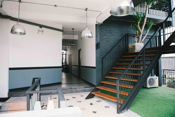 สร้างโฮสเทล เมื่อนักเดินทางอยากสร้างโฮสเทล งานรีโนเวทบ้านเก่าจึงเกิดขึ้น ! สร้างโฮสเทล เมื่อนักเดินทางอยากสร้างโฮสเทล งานรีโนเวทบ้านเก่าจึงเกิดขึ้น !