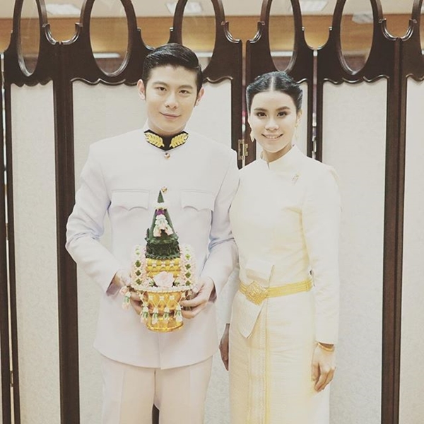 มัดหมี่ พิมดาว เข้ารับพระราชทานน้ำสังข์ มัดหมี่ พิมดาว เข้ารับพระราชทานน้ำสังข์