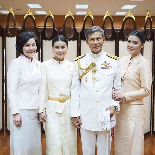มัดหมี่ พิมดาว เข้ารับพระราชทานน้ำสังข์ มัดหมี่ พิมดาว เข้ารับพระราชทานน้ำสังข์