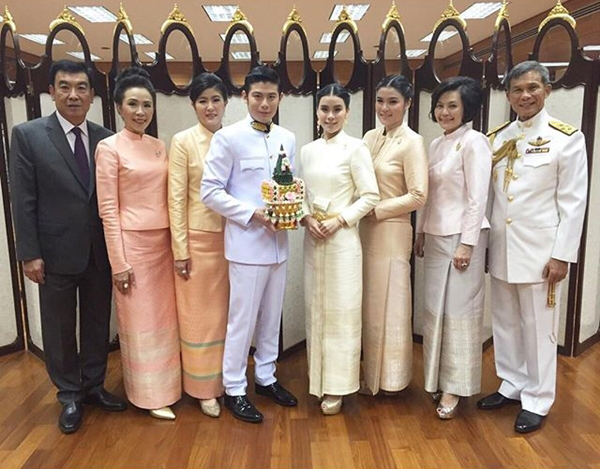 มัดหมี่ พิมดาว เข้ารับพระราชทานน้ำสังข์ มัดหมี่ พิมดาว เข้ารับพระราชทานน้ำสังข์