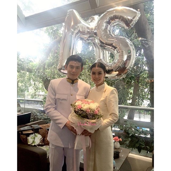 มัดหมี่ พิมดาว เข้ารับพระราชทานน้ำสังข์ มัดหมี่ พิมดาว เข้ารับพระราชทานน้ำสังข์