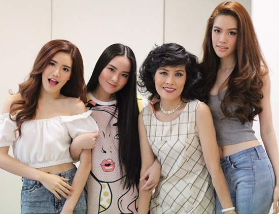 15 พี่น้องดาราหน้าตาดียกบ้าน สวยหล่อดูดี งานนี้มีเกิด ! 15 พี่น้องดาราหน้าตาดียกบ้าน สวยหล่อดูดี งานนี้มีเกิด !