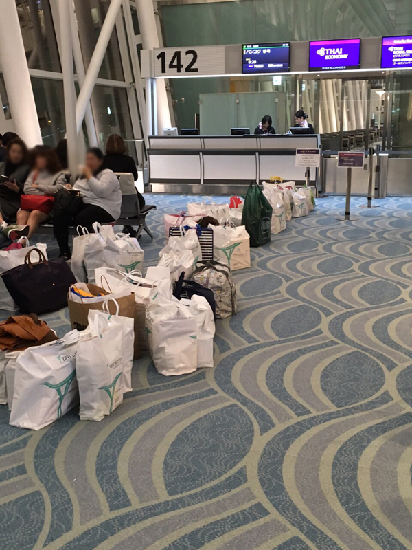 นักท่องเที่ยวไทย หอบของฝากกลับเมืองไทยที่สนามบินฮาเนดะ นักท่องเที่ยวไทย หอบของฝากกลับเมืองไทยที่สนามบินฮาเนดะ