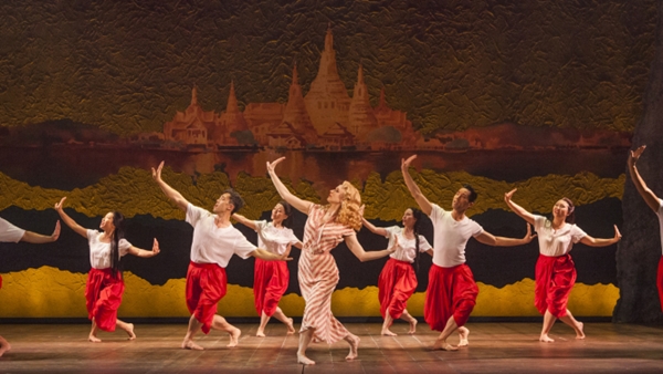 ละครเวที Waterfall ข้างหลังภาพ ละครเวที Waterfall ข้างหลังภาพ