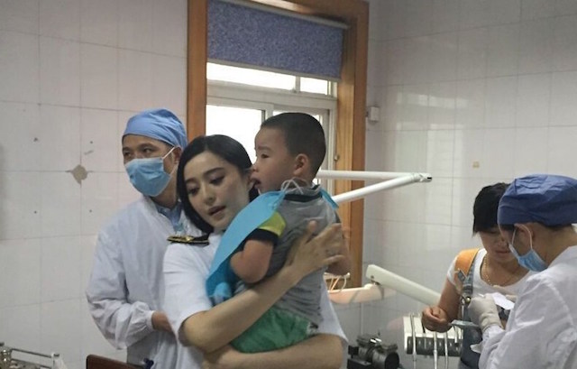 ฟ่าน ปิงปิง นางฟ้าตัวจริง ช่วยเด็กถูกรถชนส่งโรงพยาบาล ฟ่าน ปิงปิง นางฟ้าตัวจริง ช่วยเด็กถูกรถชนส่งโรงพยาบาล