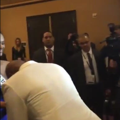 สตีฟ ฮาร์วีย์ พิธีกร Miss Universe 2015 สตีฟ ฮาร์วีย์ พิธีกร Miss Universe 2015