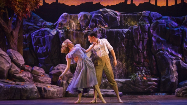 ละครเวที Waterfall ข้างหลังภาพ ละครเวที Waterfall ข้างหลังภาพ