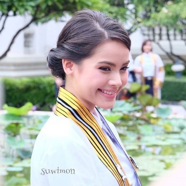 ญาญ่า อุรัสยา ในชุดครุยรับปริญญา ญาญ่า อุรัสยา ในชุดครุยรับปริญญา