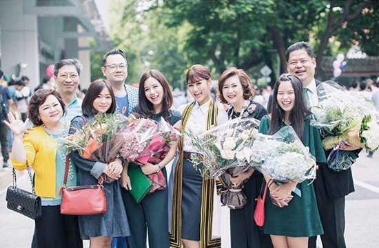 ดารารับปริญญา ดารารับปริญญา