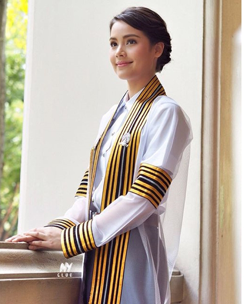 ญาญ่า อุรัสยา ในชุดครุยรับปริญญา ญาญ่า อุรัสยา ในชุดครุยรับปริญญา