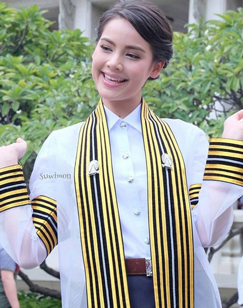 ญาญ่า อุรัสยา ในชุดครุยรับปริญญา ญาญ่า อุรัสยา ในชุดครุยรับปริญญา