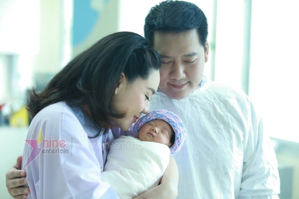 นุ้ย สุจิรา ควงสามี ปอนด์ ชยพล เผยโฉมลูกสาวคนแรก น้องรดา สิรดา นุ้ย สุจิรา ควงสามี ปอนด์ ชยพล เผยโฉมลูกสาวคนแรก น้องรดา สิรดา
