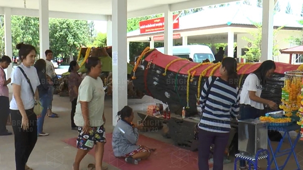 ตะเคียนทองยักษ์อายุกว่า 1,200 ปี พบใบหน้าคล้ายผู้หญิง ตะเคียนทองยักษ์อายุกว่า 1,200 ปี พบใบหน้าคล้ายผู้หญิง