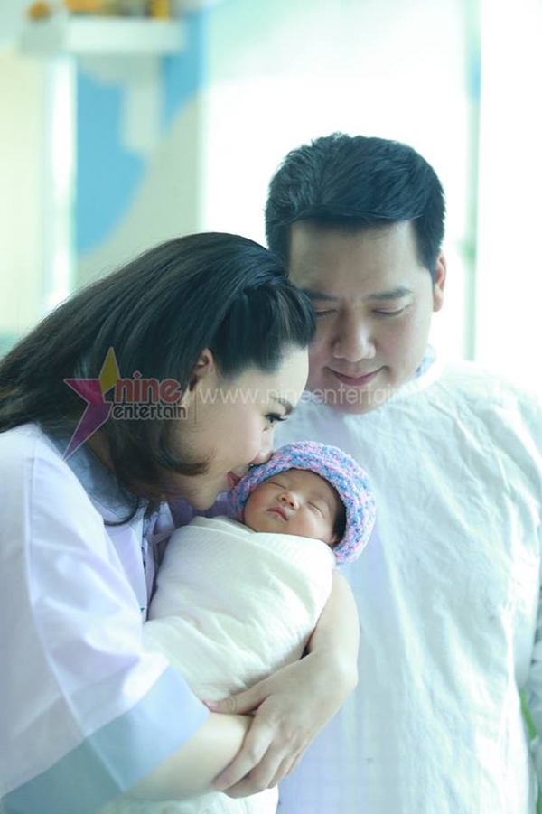 นุ้ย สุจิรา ควงสามี ปอนด์ ชยพล เผยโฉมลูกสาวคนแรก น้องรดา สิรดา นุ้ย สุจิรา ควงสามี ปอนด์ ชยพล เผยโฉมลูกสาวคนแรก น้องรดา สิรดา