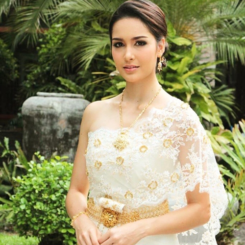 แคท เซฟฟานี่ พรีเซ็นเตอร์ Mistine แคท เซฟฟานี่ พรีเซ็นเตอร์ Mistine