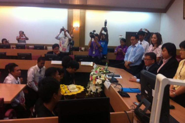 นิสิตดุริยางคศิลป์ นำดอกไม้ขอขมา อ.ลลิตา นิสิตดุริยางคศิลป์ นำดอกไม้ขอขมา อ.ลลิตา