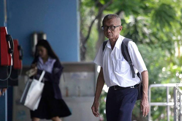 คุณลุง - คุณป้า แต่งชุดนักศึกษามาเรียนรามฯ สมกับคำว่า การศึกษาไม่มีวันสาย คุณลุง - คุณป้า แต่งชุดนักศึกษามาเรียนรามฯ สมกับคำว่า การศึกษาไม่มีวันสาย