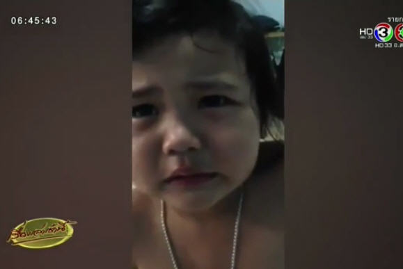 เมื่อหนูน้อยตัวเปื้อนทราย โดนแม่ดุ เมื่อหนูน้อยตัวเปื้อนทราย โดนแม่ดุ