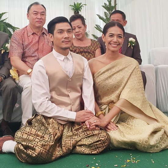 นุ่น ท็อป ควงคู่แต่งงานแบบ ECO ชื่นมื่น-รักษ์โลก หลังปลูกต้นรักกว่า 8 ปี นุ่น ท็อป ควงคู่แต่งงานแบบ ECO ชื่นมื่น-รักษ์โลก หลังปลูกต้นรักกว่า 8 ปี