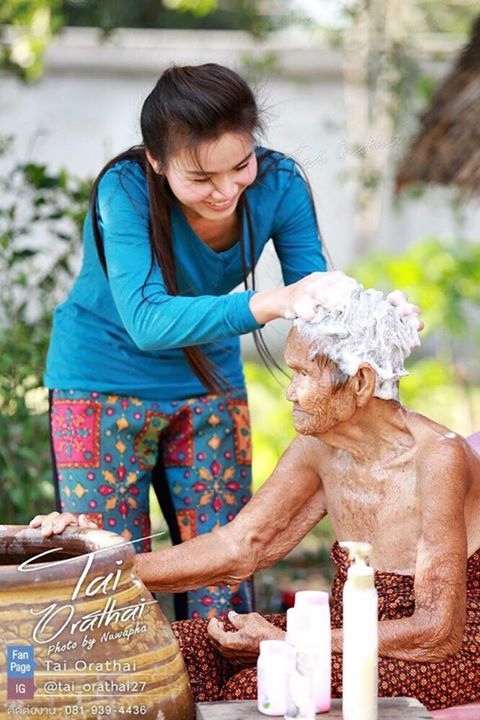 ต่าย อรทัย อาบน้ำให้คุณยาย ต่าย อรทัย อาบน้ำให้คุณยาย