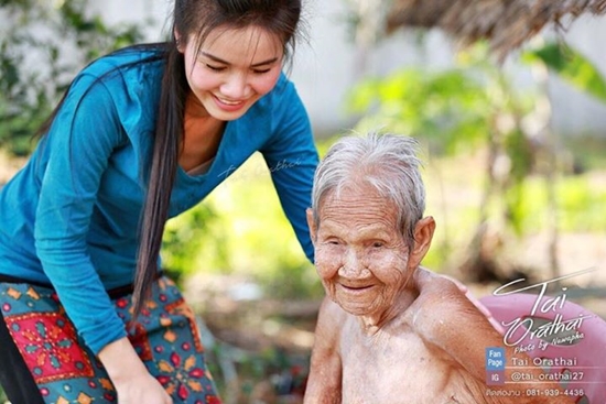 น่าฮักหลาย ! ต่าย อรทัย อาบน้ำให้คุณยาย บอกแค่ได้เฮ็ดหลานก็สุขใจ น่าฮักหลาย ! ต่าย อรทัย อาบน้ำให้คุณยาย บอกแค่ได้เฮ็ดหลานก็สุขใจ