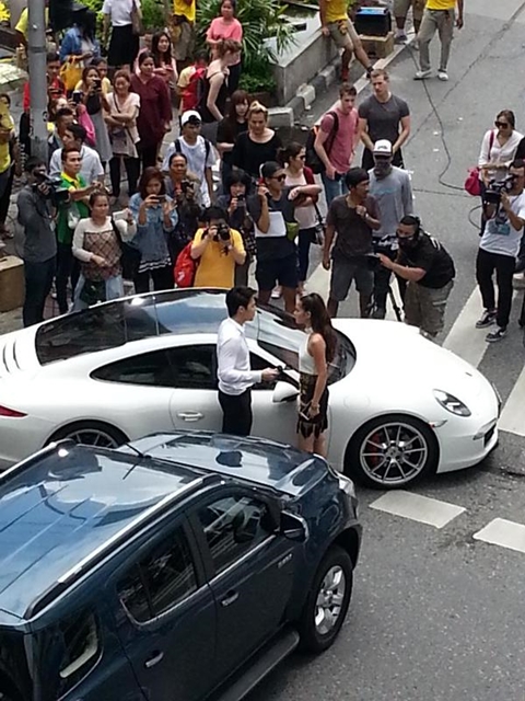 หมาก-ญาญ่า ปิดแยกอโศกถ่ายละคร ทำรถติดยาวเป็นกิโล หมาก-ญาญ่า ปิดแยกอโศกถ่ายละคร ทำรถติดยาวเป็นกิโล